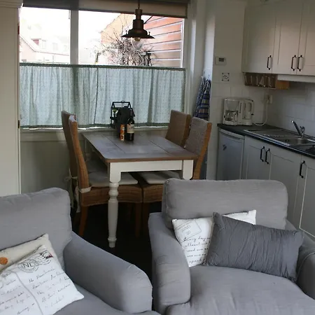 Modern In With Lake Nearby Apartment *